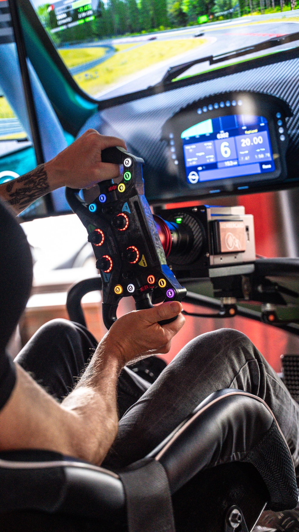 Fahrer im Simulator-Cockpit