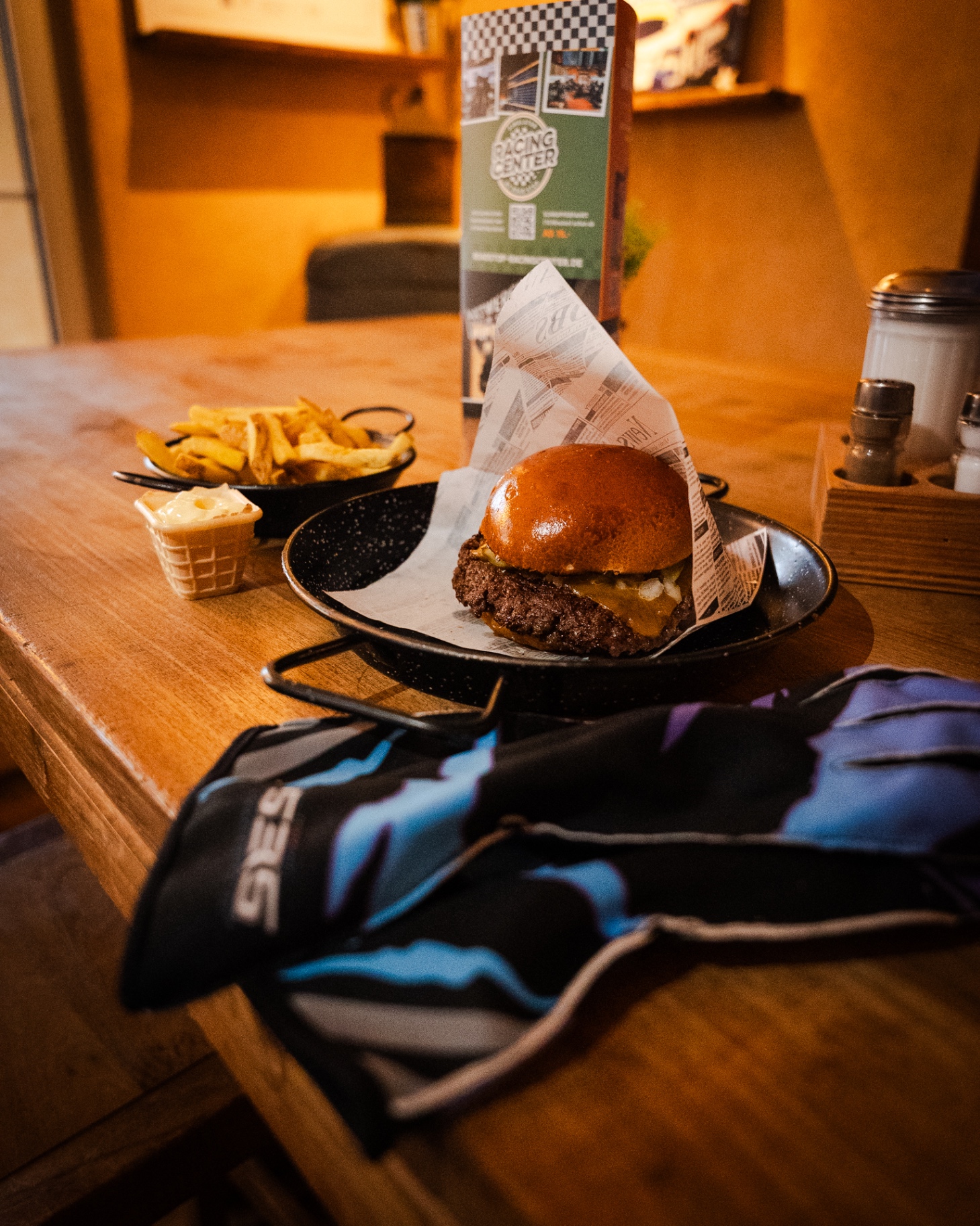 Burger, Pommes und Racing-Handschuhe im Road Stop